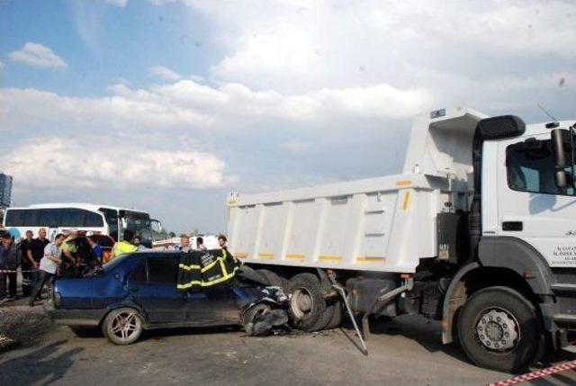 Kastamonu'da Otomobil Kamyona Çarptı: 1 Ölü, 2 Yaralı