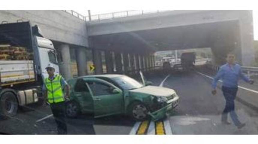 Otomobil İle &Ccedil;ekici &Ccedil;arpıştı: 2 Yaralı