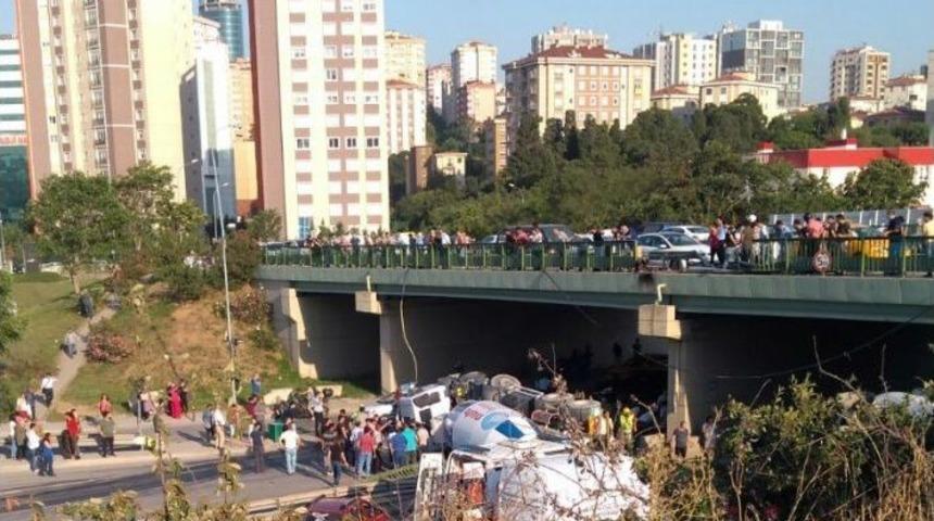 Beton Mikseri K&ouml;pr&uuml;den Aracın &Uuml;zerine D&uuml;şt&uuml;