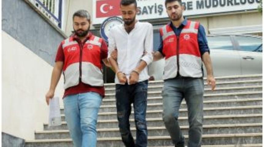 Kendini Polis Olarak Tanıtan Dolandırıcı Su&ccedil;&uuml;st&uuml; Yakalandı