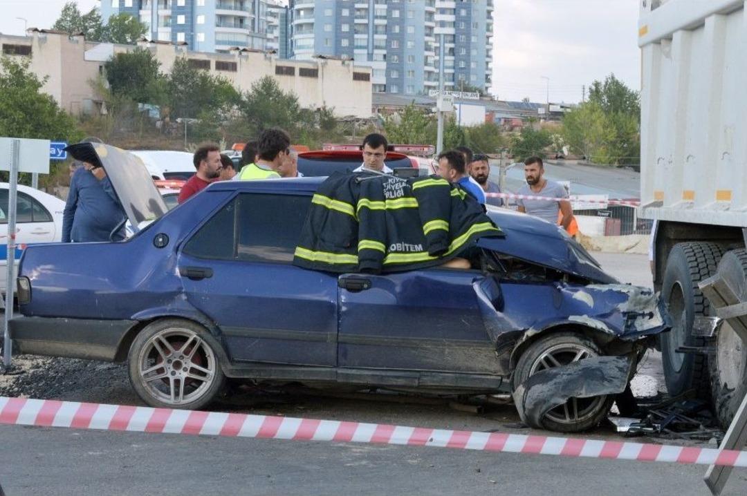 Asfalt Malzemesi Taşıyan Kamyon İle Otomobil &Ccedil;arpıştı: 1 &Ouml;l&uuml;, 2 Yaralı