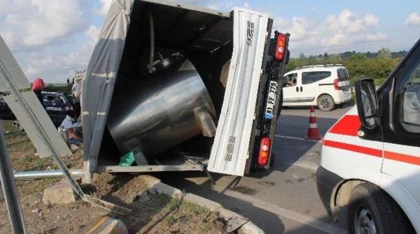 Otomobil Ile Kamyonet &Ccedil;arpıştı: 7 Yaralı