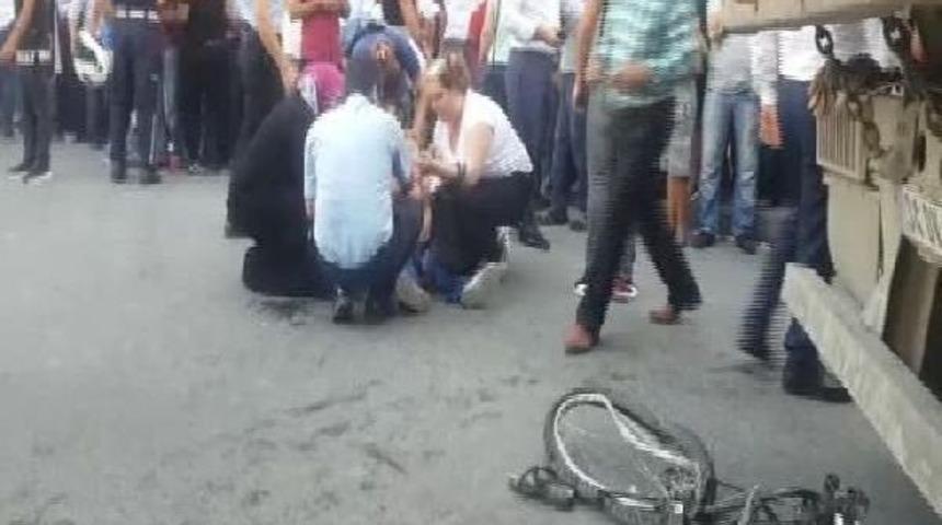 Esenyurt'ta Bisikletli &Ccedil;ocuklar Kamyonla &Ccedil;arpıştı: 1 &Ouml;l&uuml; 1 Yaralı (1)