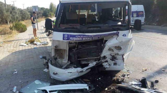 Kuşadası’nda Dolmuş İle Minibüs Çarpıştı: 8’i Turist 16 Yaralı