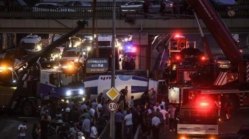 Kadık&ouml;y'de Beton Mikseri K&ouml;pr&uuml;den Aracın &Uuml;st&uuml;ne U&ccedil;tu : 1 &Ouml;l&uuml;, 5 Yaralı