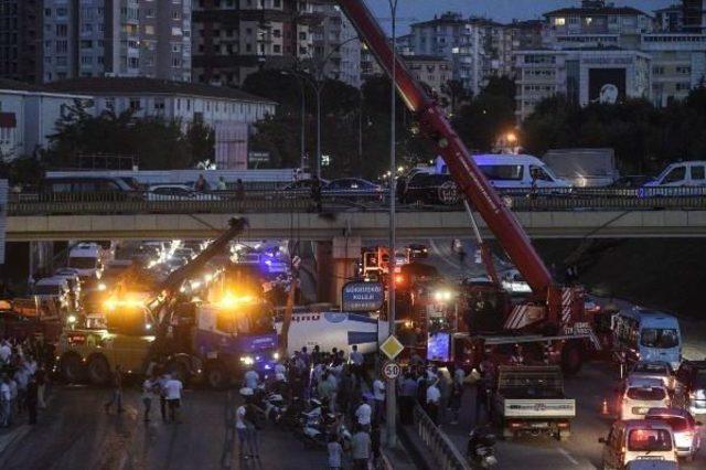 Kadıköy'de Beton Mikseri Köprüden Aracın Üstüne Uçtu : 1 Ölü, 5 Yaralı