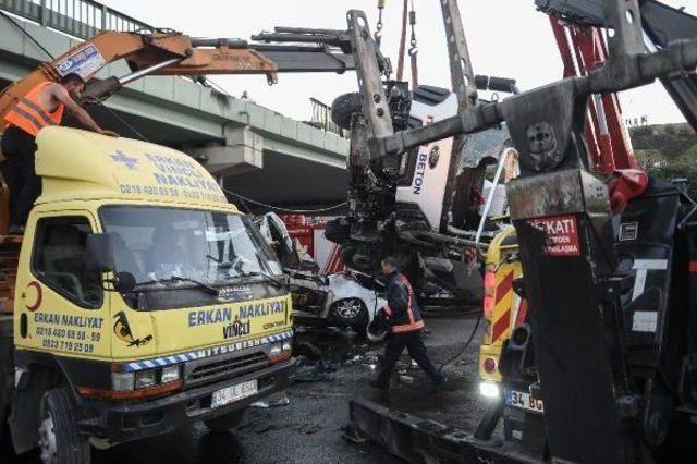 Kadıköy'de Beton Mikseri Köprüden Aracın Üstüne Uçtu : 1 Ölü, 5 Yaralı