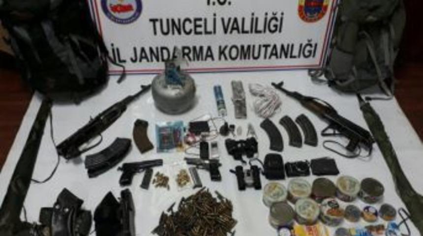 Kendilerini Patlatan Ter&ouml;ristlerin Evinden Silahlar Ve El Bombaları &Ccedil;ıktı