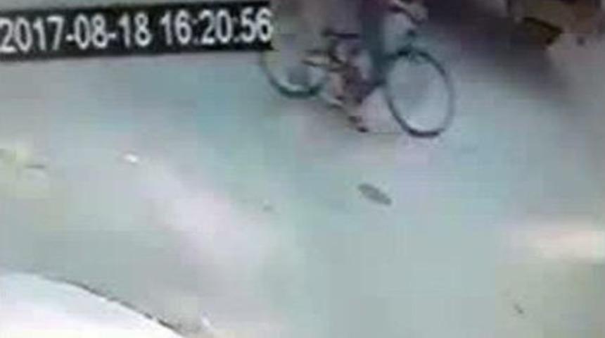 Bisikletli &Ccedil;ocuklar, Hafriyat Kamyonu Altına Girdi