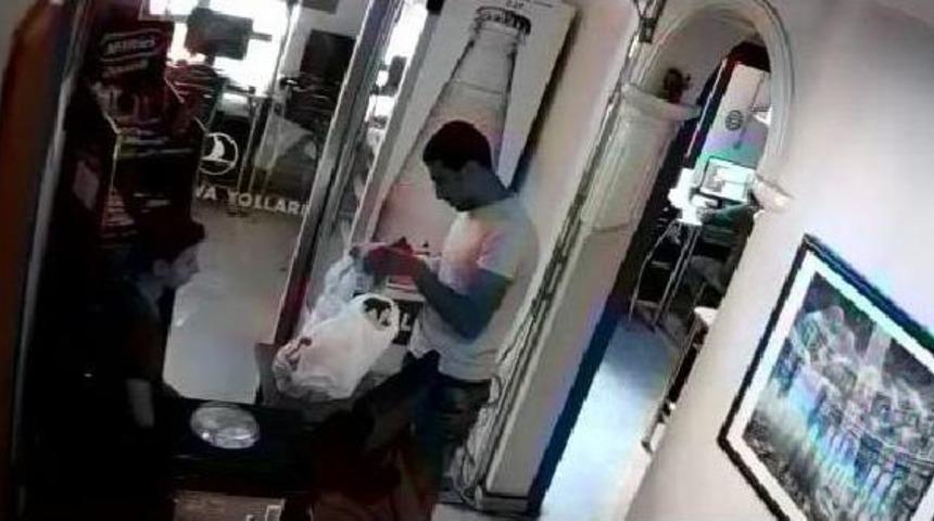 'arkadaşın Istiyor' Diye Kandırıp, Aldığı Bağış Kutularıyla Ka&ccedil;tı