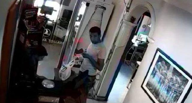  arkadaşın Istiyor  Diye Kandırıp, Aldığı Bağış Kutularıyla Ka&ccedil;tı 1