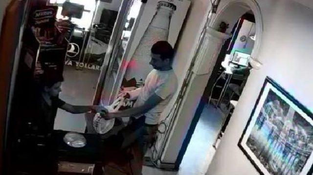  arkadaşın Istiyor  Diye Kandırıp, Aldığı Bağış Kutularıyla Ka&ccedil;tı 3