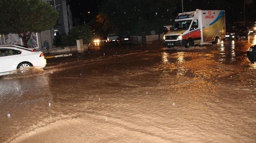 Denizli&rsquo;de Sağanak Yağış Vatandaşlara Ve S&uuml;r&uuml;c&uuml;lere Zor Anlar Yaşattı
