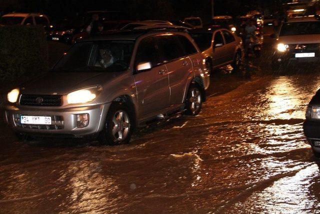 Denizli’de Sağanak Yağış Vatandaşlara Ve Sürücülere Zor Anlar Yaşattı