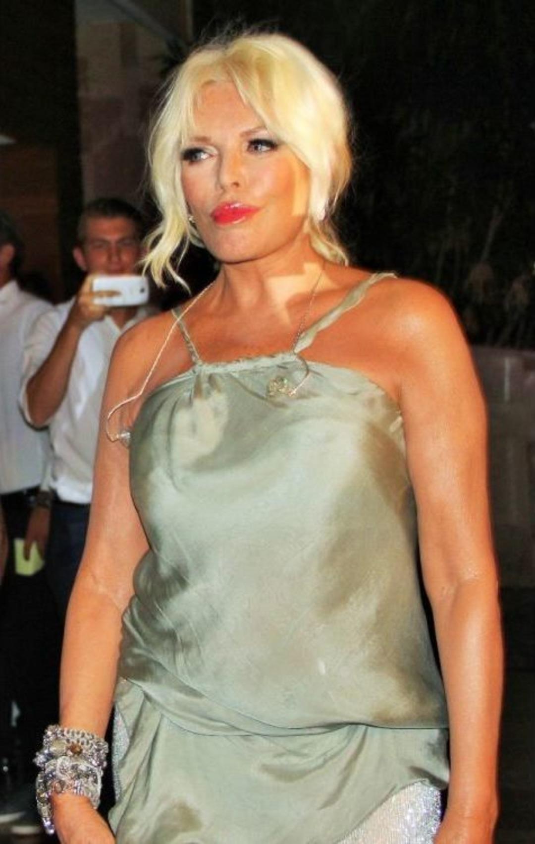 Ajda Pekkan Gazetecilere Yakalanmamak İ&ccedil;in Evinden Dışarı &Ccedil;ıkamıyor