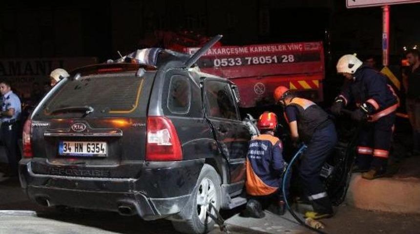 Ataşehir'de Feci Kaza: 2 &Ouml;l&uuml;