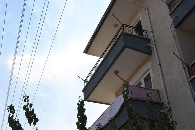 Balkonda elektrik akımına kapılan çocuk ağır yaralandı