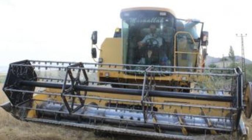 Vali Aktaş Hububat Hasadı Yapan Çiftçileri Ziyaret Etti