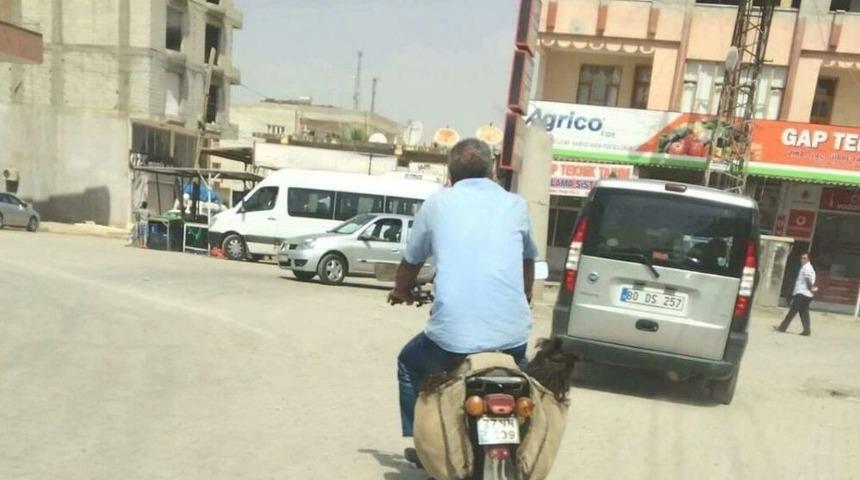 İki &Ccedil;ocuğu Motosikletin Heybesinde G&ouml;t&uuml;rd&uuml;