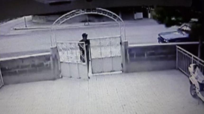 Ak&uuml; Hırsızları G&uuml;venlik Kamerasına Yakalandı