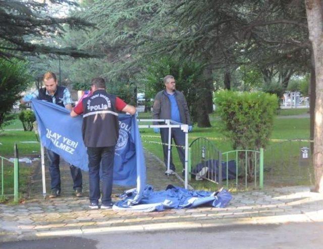 Parkta Ölü Bulundu; Dövüldüğü Belirlendi