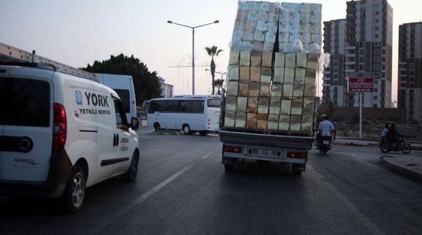 Tenekelerden Kule Taşıyan Kamyonet Korkuttu