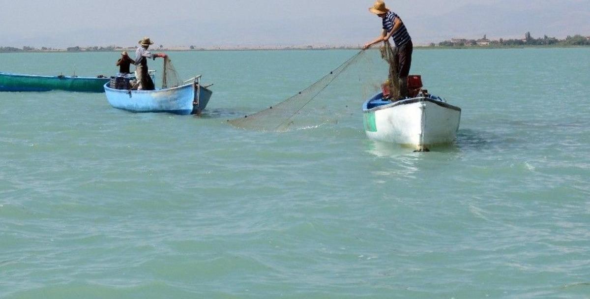 Beyşehir G&ouml;l&uuml;&rsquo;nde Bu Defa Balık Değil &lsquo;hayalet Ağ&rsquo; Avlıyorlar