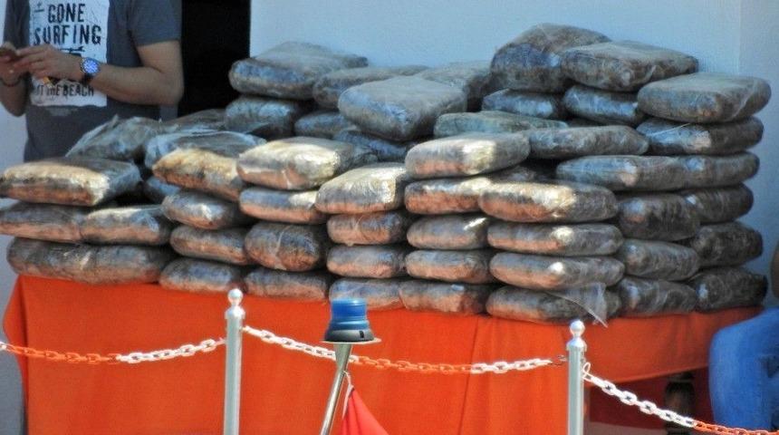 &Ccedil;eşme&rsquo;de 110 Kiloluk Esrar Yakalanmıştı, 3 Zanlı Tutuklandı