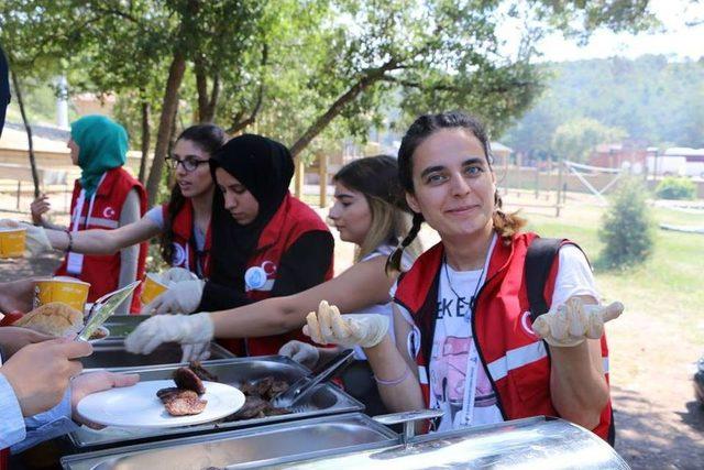 Suriyeli Ve Iraklı Miniklerin Piknik Mutluluğu