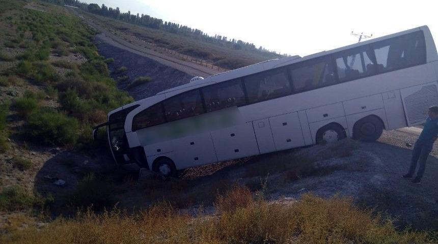 Iğdır&rsquo;da Yolcu Otob&uuml;s&uuml; Şarampole U&ccedil;tu