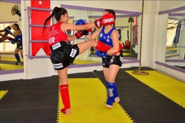 Damla Dinçer, Muay Thai Dünya Şampiyonu