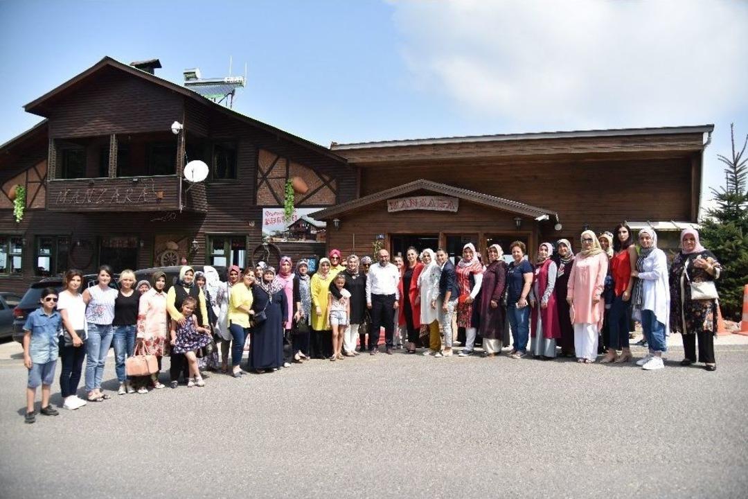Başkan &Uuml;z&uuml;lmez Kadınlar Kul&uuml;b&uuml; Toplantısına Katıldı