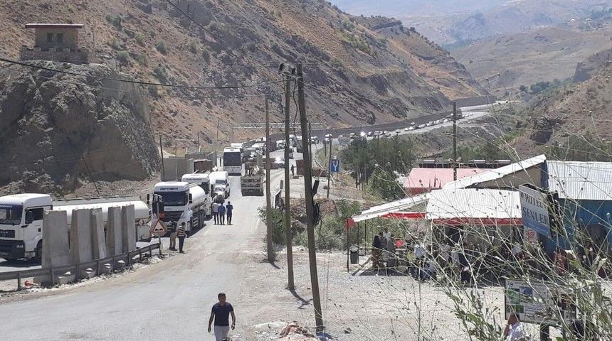 Hakkari-van Karayolunda Ara&ccedil; Kuyruğu