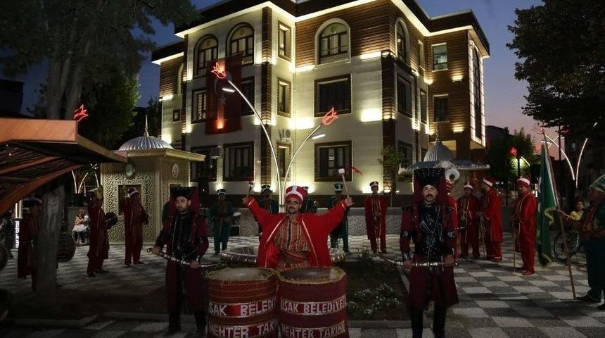 Uşak Belediyesinden Mahalle Sakinlerine Sazlı S&ouml;zl&uuml; Eğlence