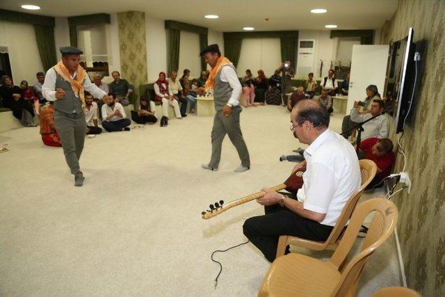 Uşak Belediyesinden Mahalle Sakinlerine Sazlı Sözlü Eğlence