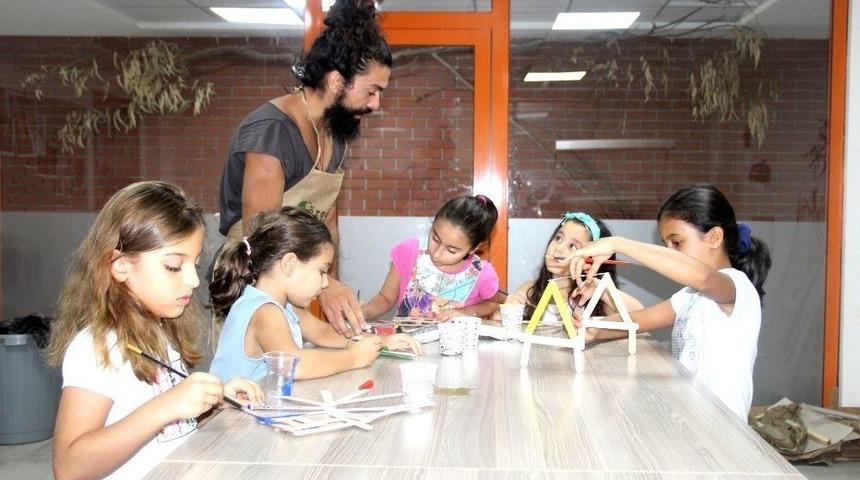 Tuncay Kes, Beyaz Kule &Ouml;ğrencilerine Ahşap Tasarım Dersi Veriyor