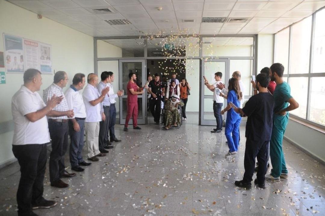 93 Yaşındaki Hastaya Doğum G&uuml;n&uuml; S&uuml;rprizi