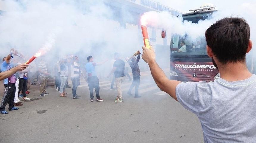 Trabzonspor, İstanbul&rsquo;a Meşalelerle Uğurlandı