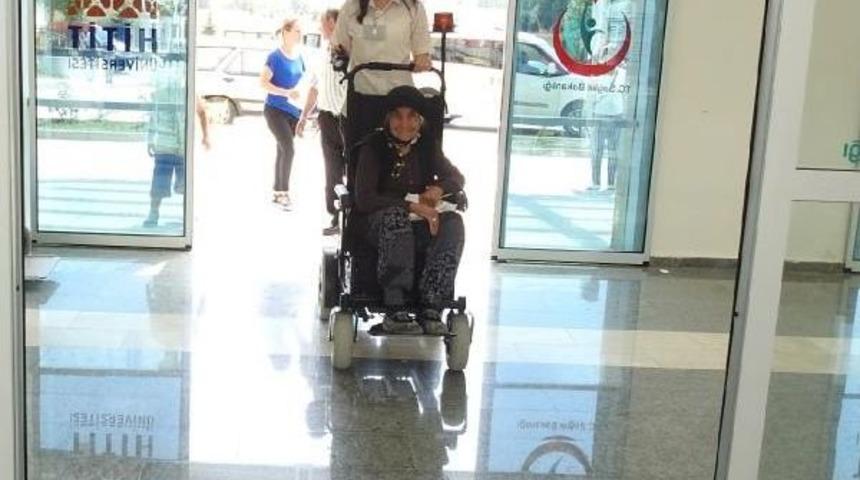 &Ccedil;orum'da Hastalar Golf Arabasıyla Taşınıyor