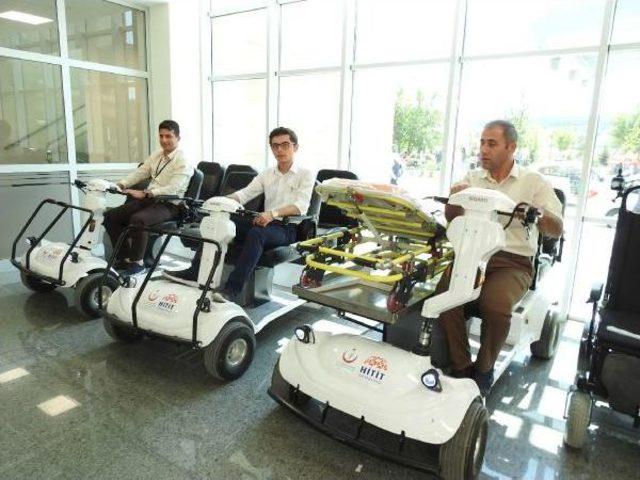 Çorum'da Hastalar Golf Arabasıyla Taşınıyor