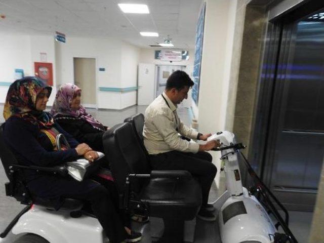 Çorum'da Hastalar Golf Arabasıyla Taşınıyor