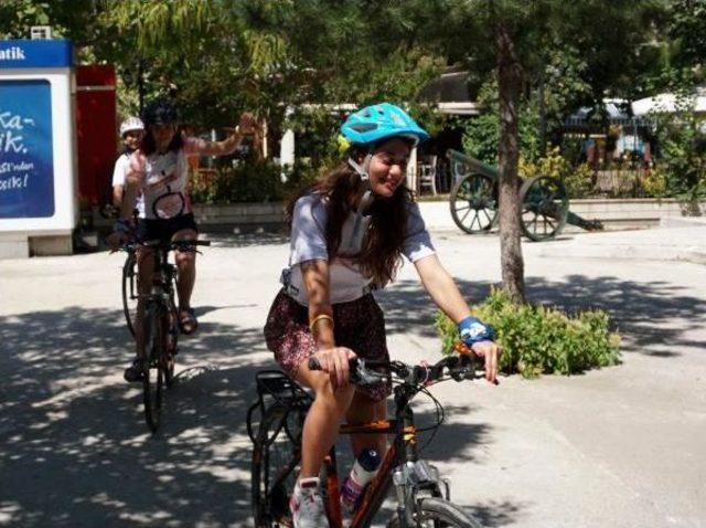 Bisikletli Kadınlar, Kadına Şiddet Ve Tacize 'dur' Demek Için Pedallıyor