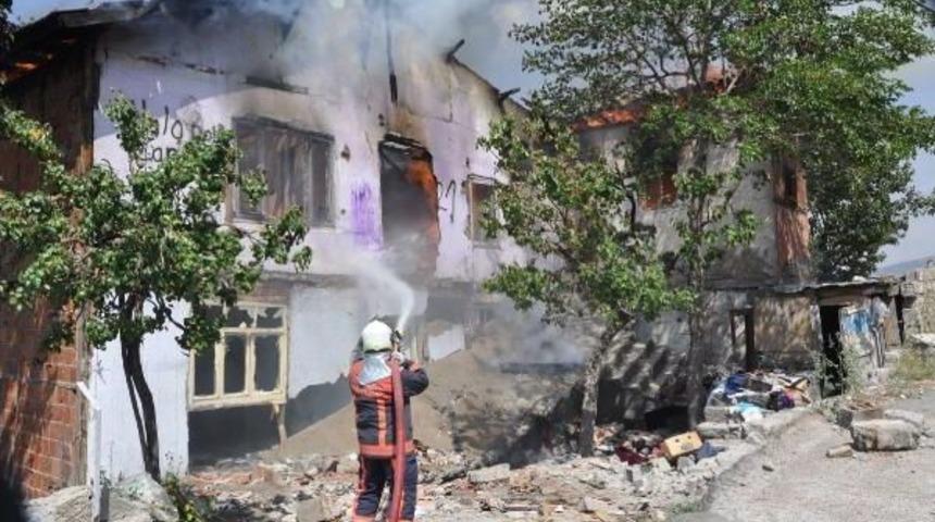 Aynı Mahallede Peş Peşe Yangın; 4 Kişiyi Itfaiye Kurtardı