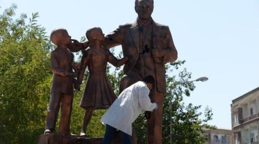 Diyarbakır Atatürk Anıtı'na Çekiçli Saldırı