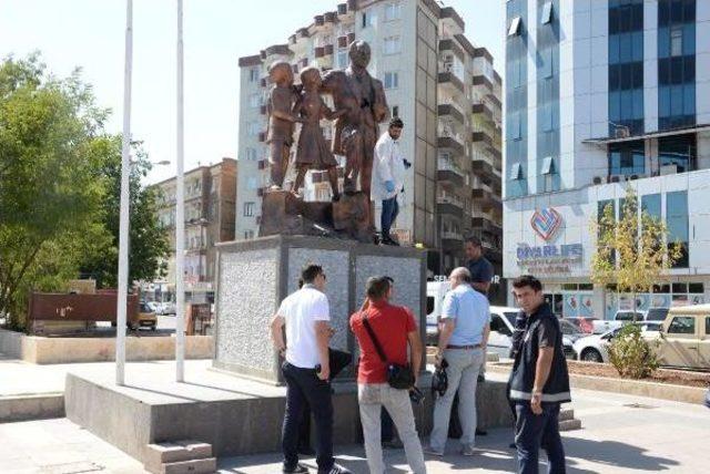 Diyarbakır Atatürk Anıtı'na Çekiçli Saldırı