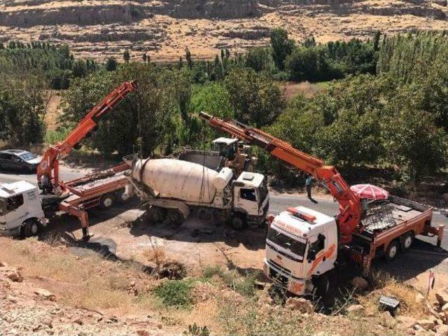 Nusaybin'de Beton Mikseri Devrildi, 1 Yaralı 