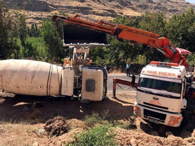 Nusaybin'de Beton Mikseri Devrildi, 1 Yaralı 