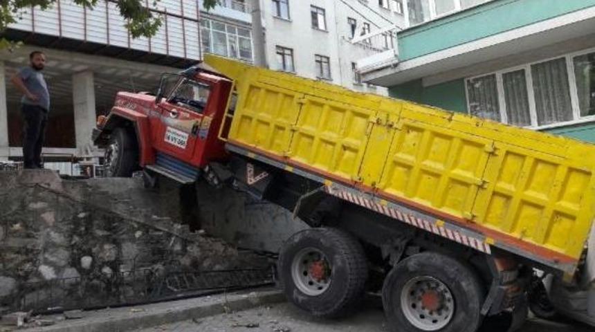 Bursa'da Freni Boşalan Kamyon Istinat Duvarını Yıkarak Kamyonete &Ccedil;arptı