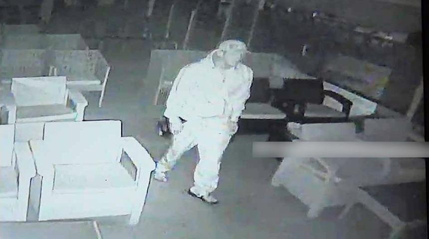 Kafeden Televizyon &Ccedil;alan Hırsız G&uuml;venlik Kamerasına Takıldı