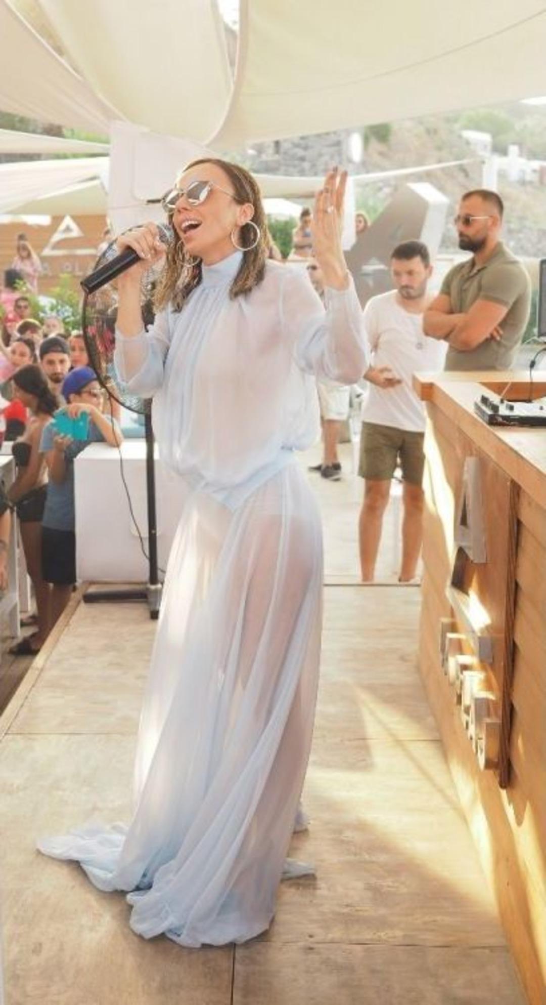 G&uuml;lşen T&uuml;l Elbiseyle Sahne Aldı